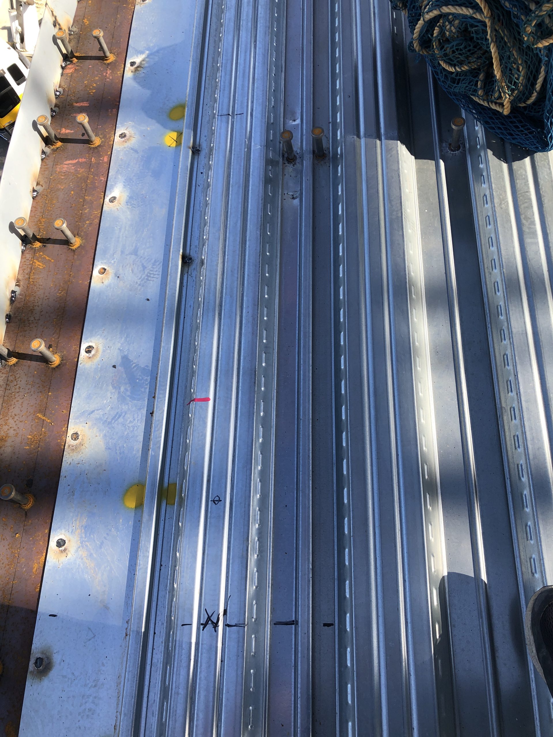 デッキプレートに行う焼抜き栓溶接とは - 鉄骨工事の知識